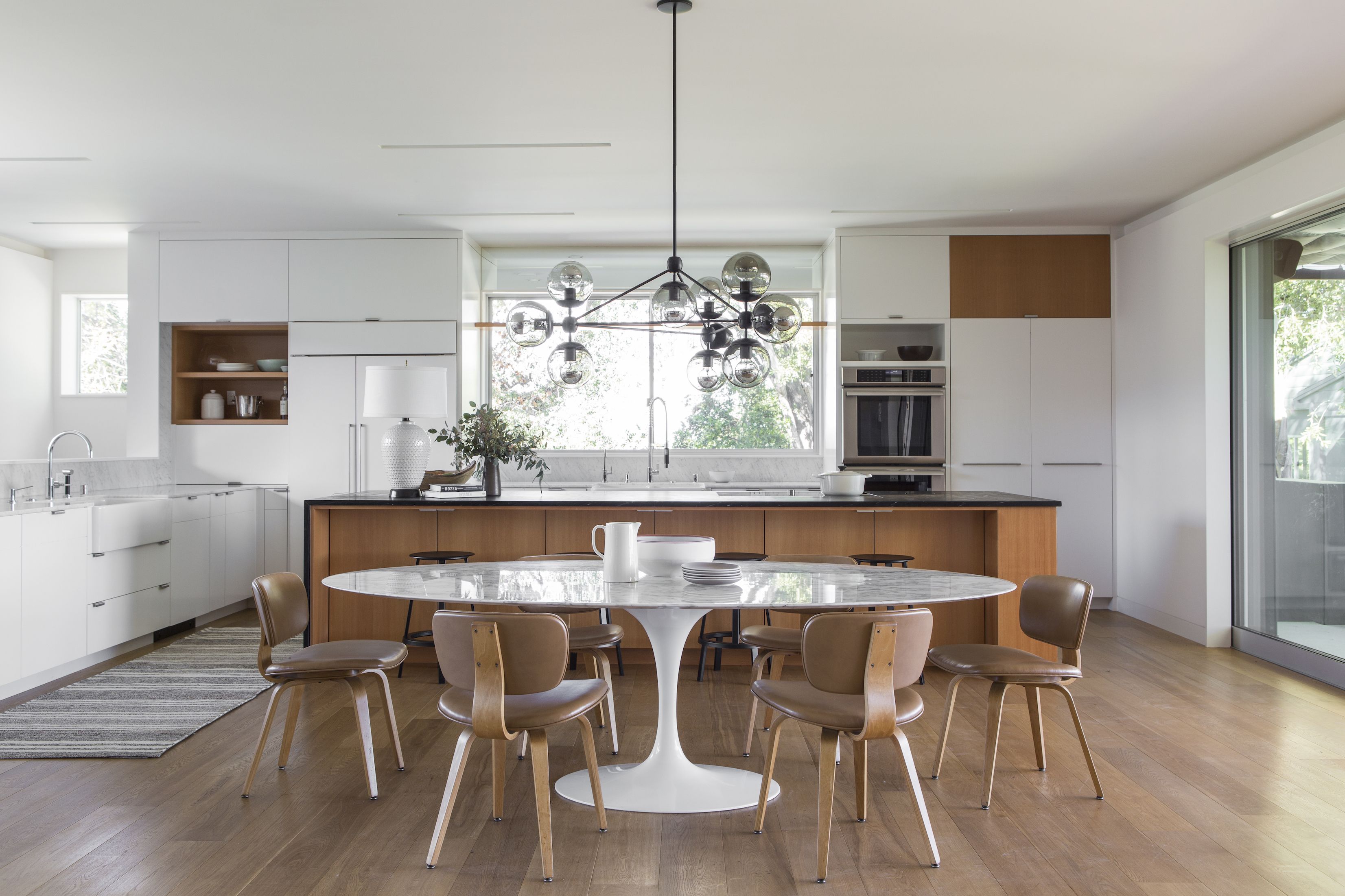 Oval Tulip Table Knoll replica Eero Saarinen