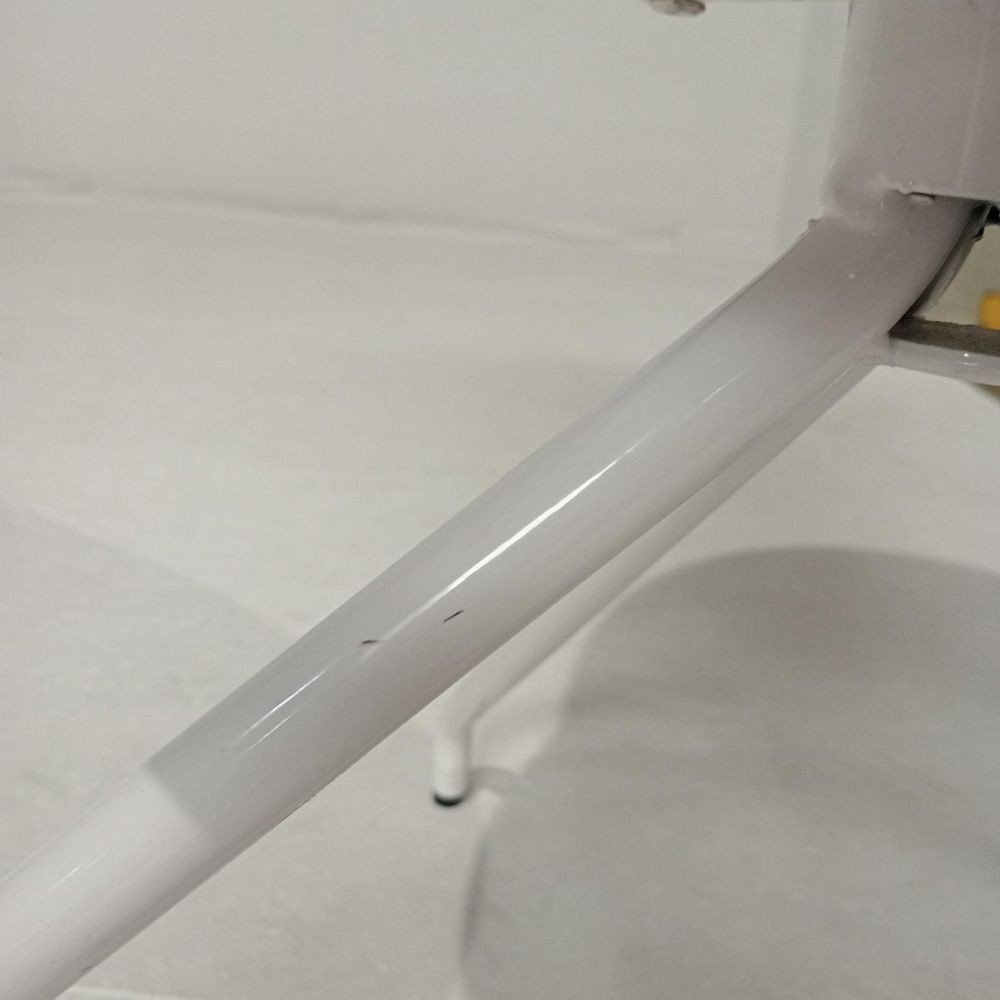Swivel chair with grey seat and white metal base - Outlet