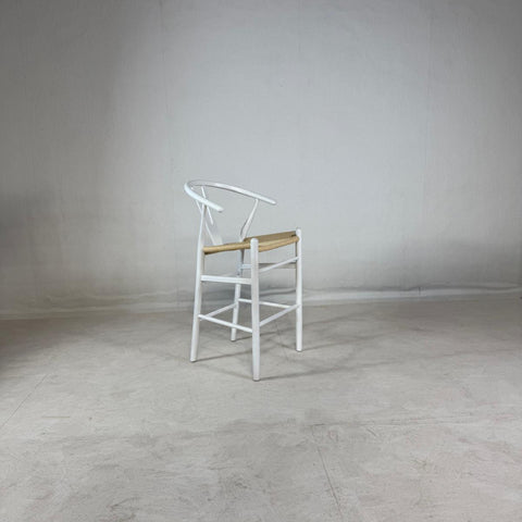 Set of 2 white and rattan wishbone bar stools - Outlet