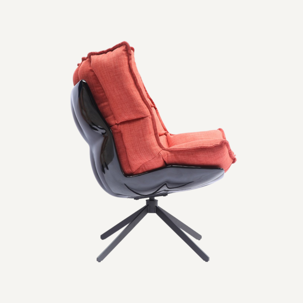Lounge chair with Husky cushion