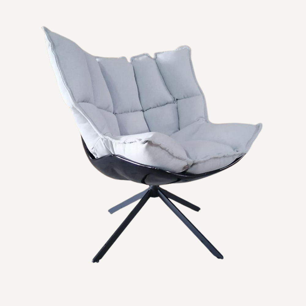 Lounge chair with Husky cushion