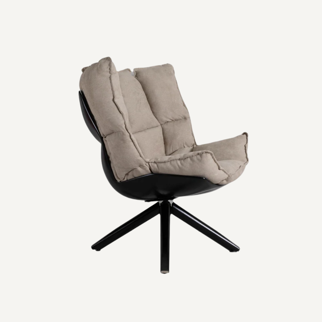 Lounge chair with Husky cushion