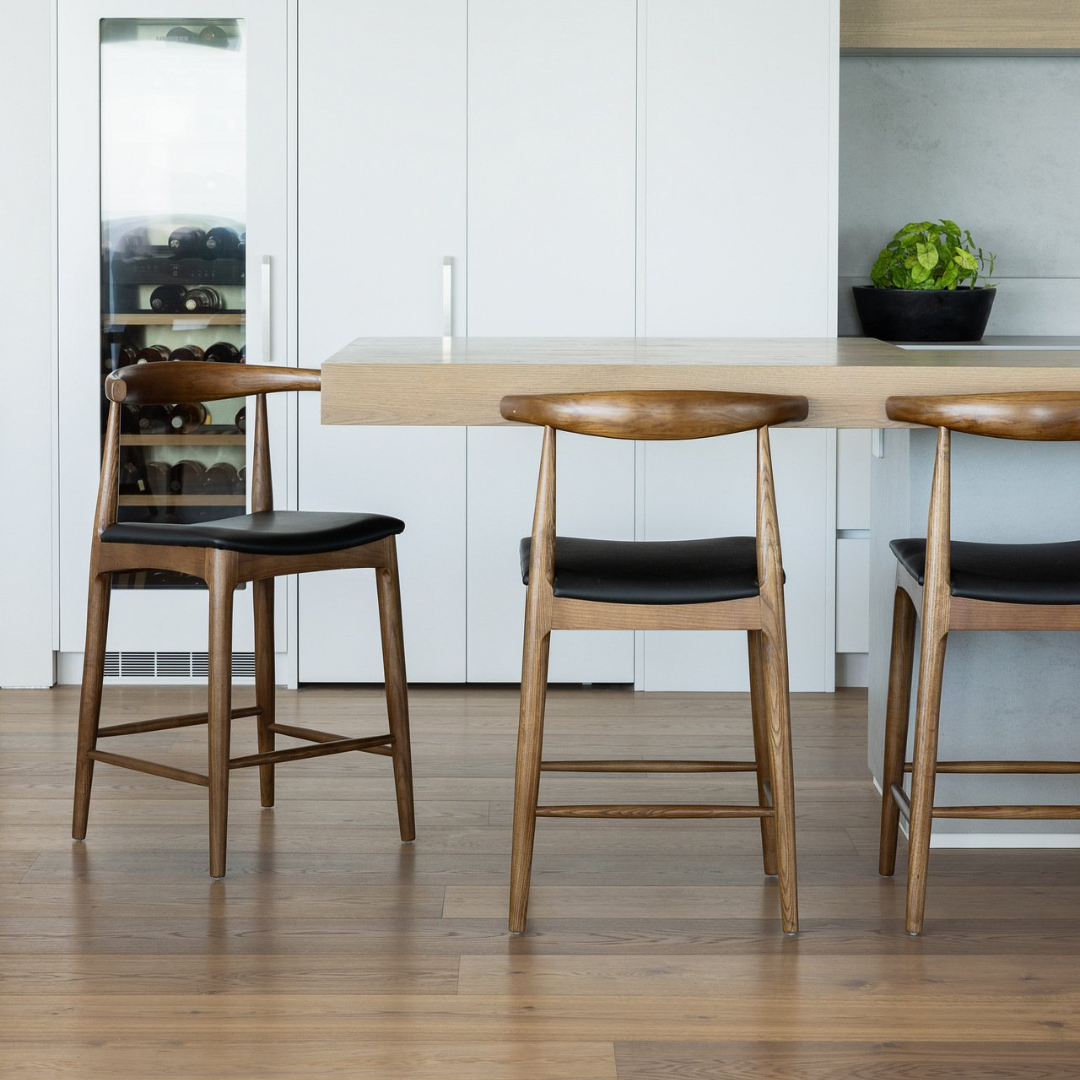 Elbow bar stool